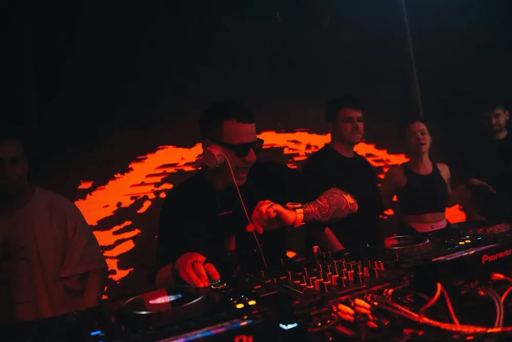 Слайд из фотографий школы Pioneer DJ School