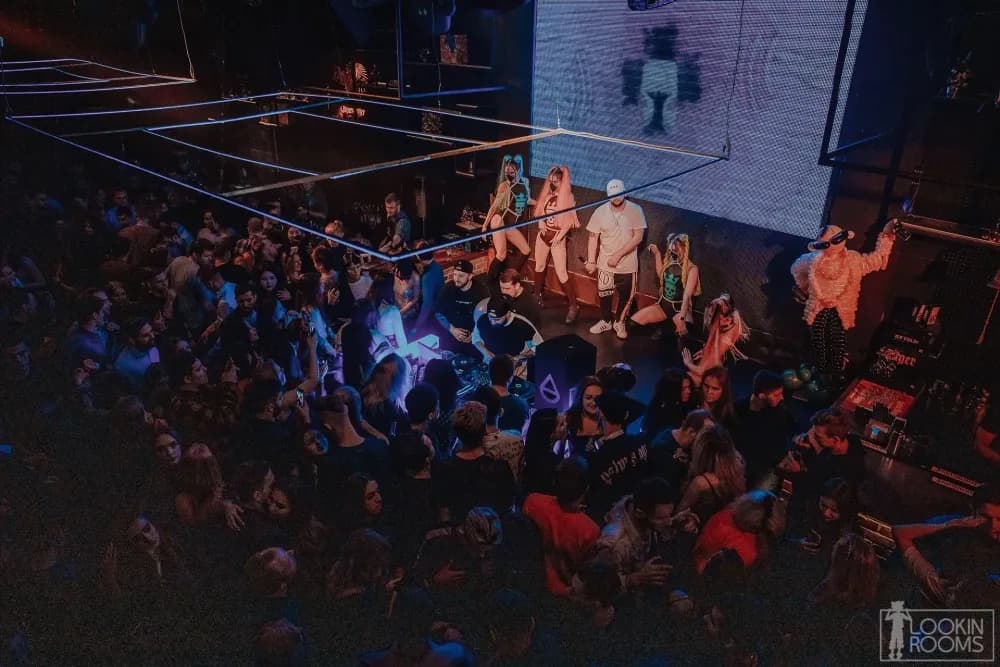 Слайд из фотографий школы Pioneer DJ School