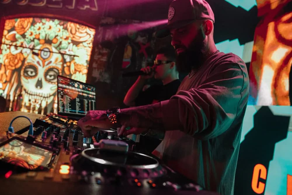 Слайд из фотографий школы Pioneer DJ School