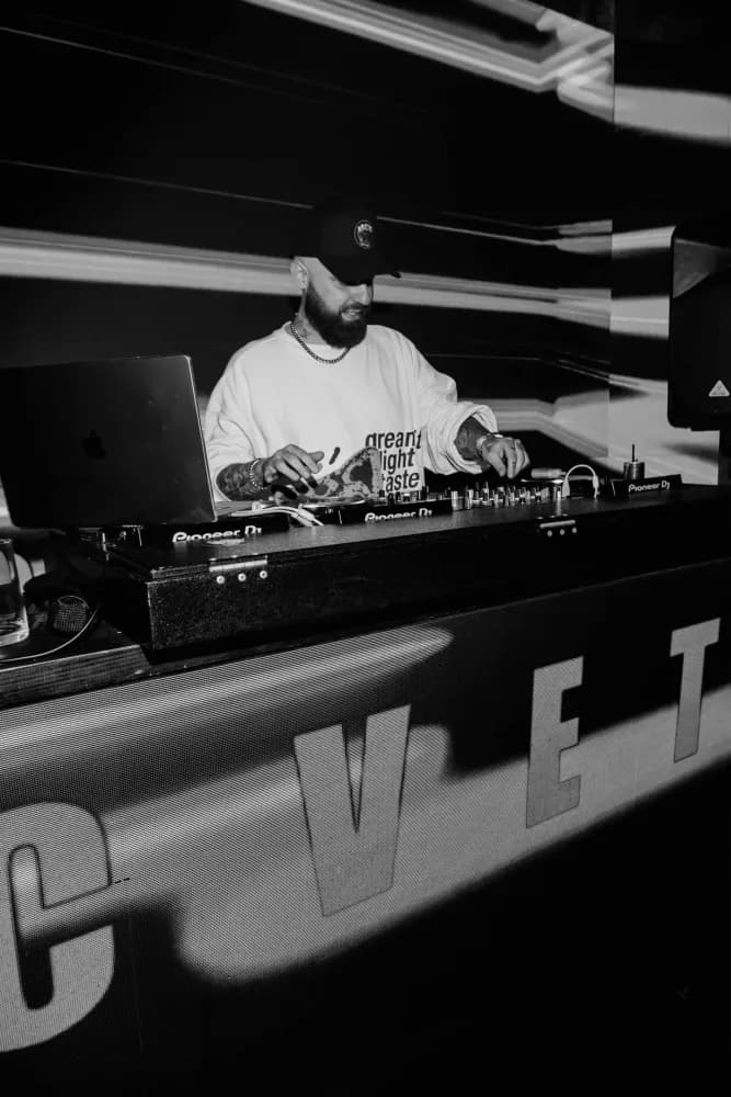 Слайд из фотографий школы Pioneer DJ School