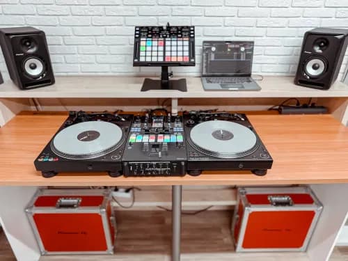 Фото Pioneer DJ School