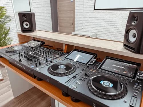 Фото Pioneer DJ School