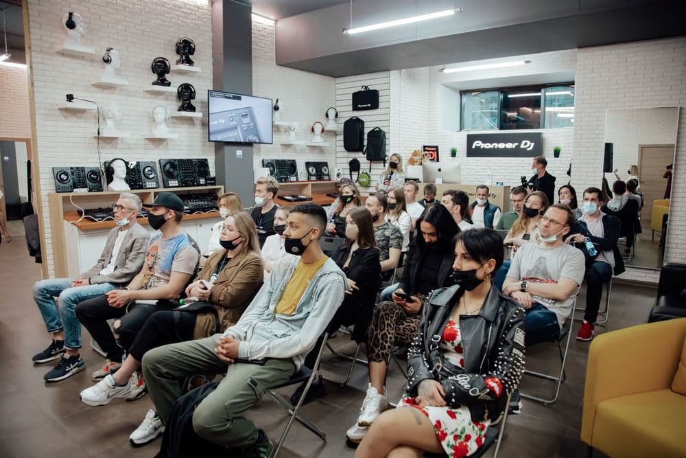Слайд из фотографий школы Pioneer DJ School