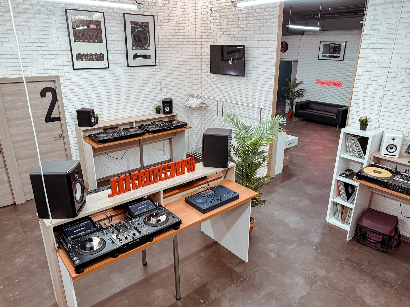 Пространство Pioneer DJ School с профессиональным DJ-оборудованием