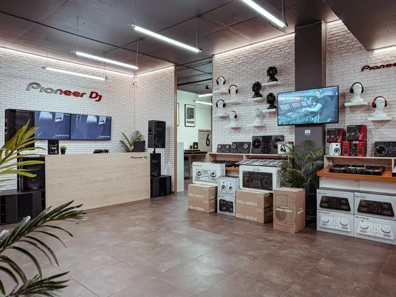 Ученик занимается на оборудовании Pioneer DJ