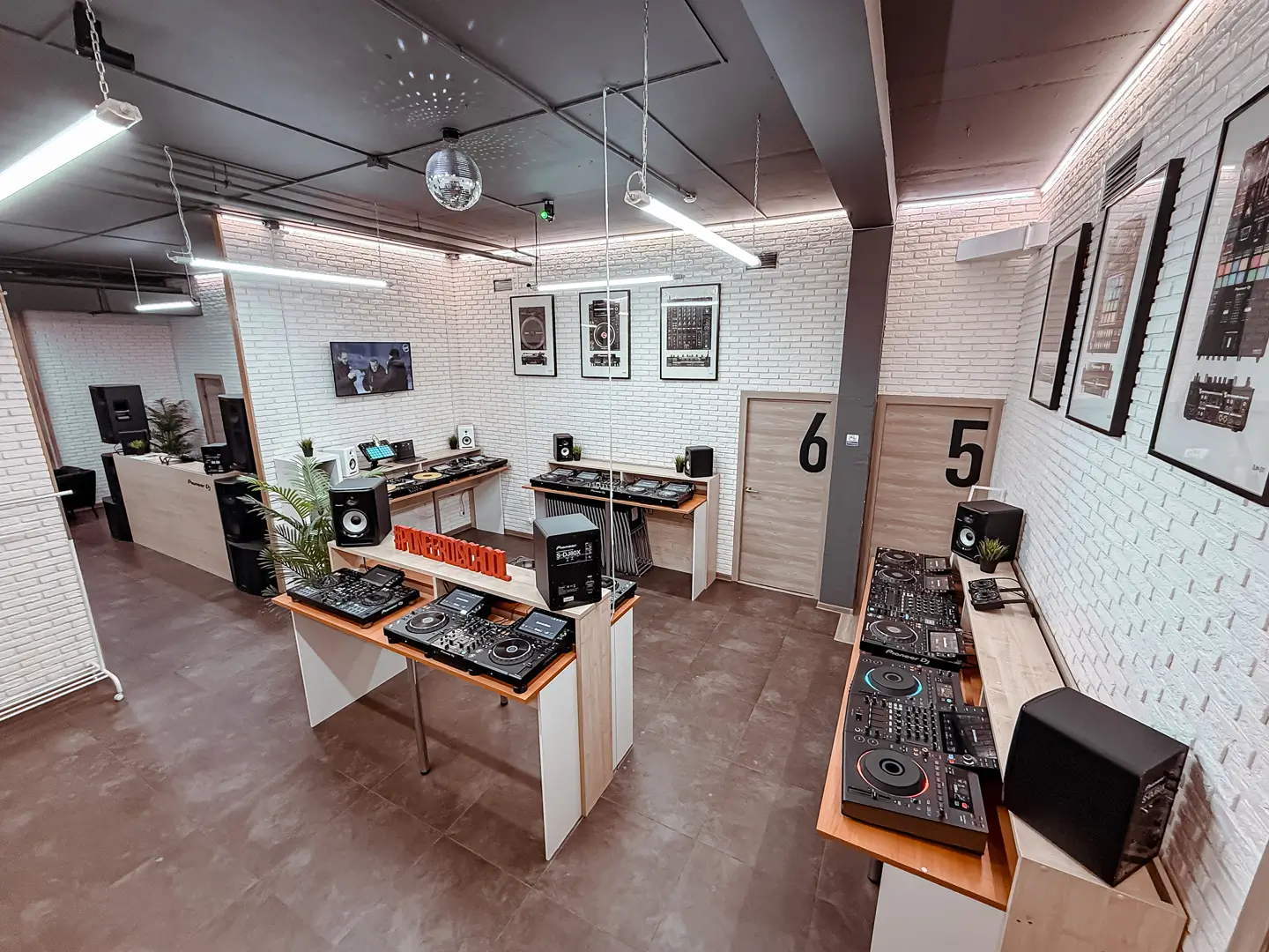 Тренинг-зал Pioneer DJ School