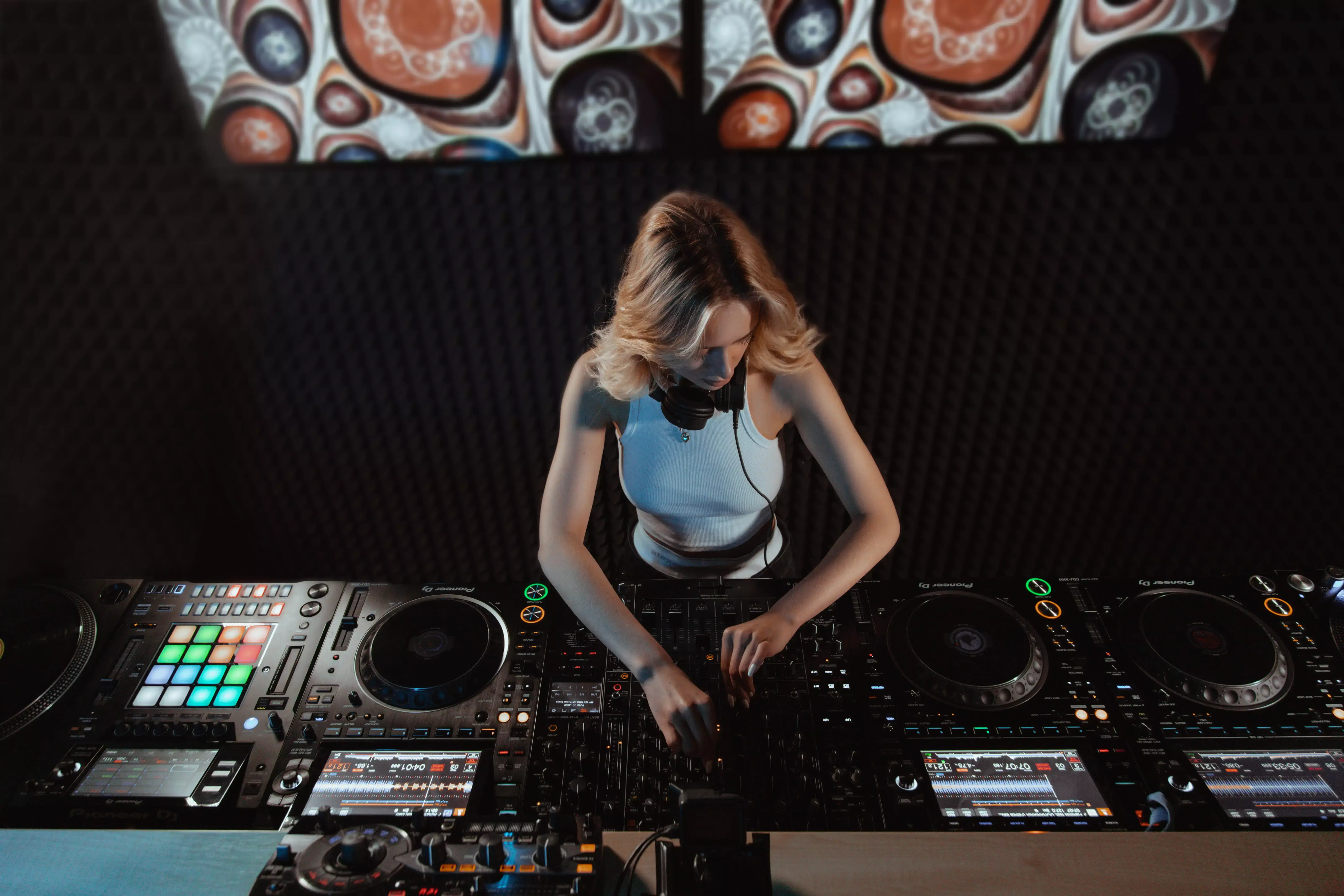 Слайд из фотографий школы Pioneer DJ School