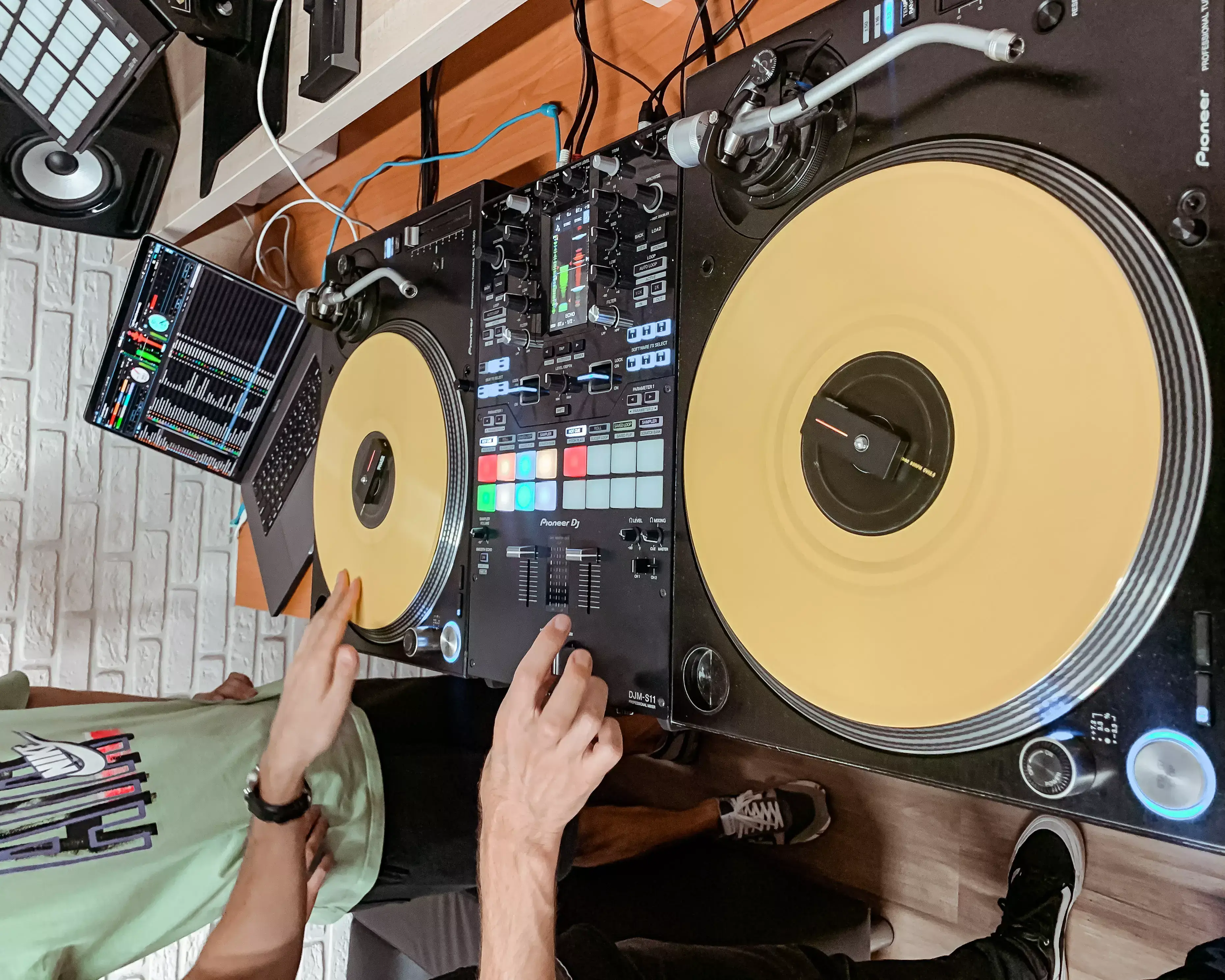 Слайд из фотографий школы Pioneer DJ School