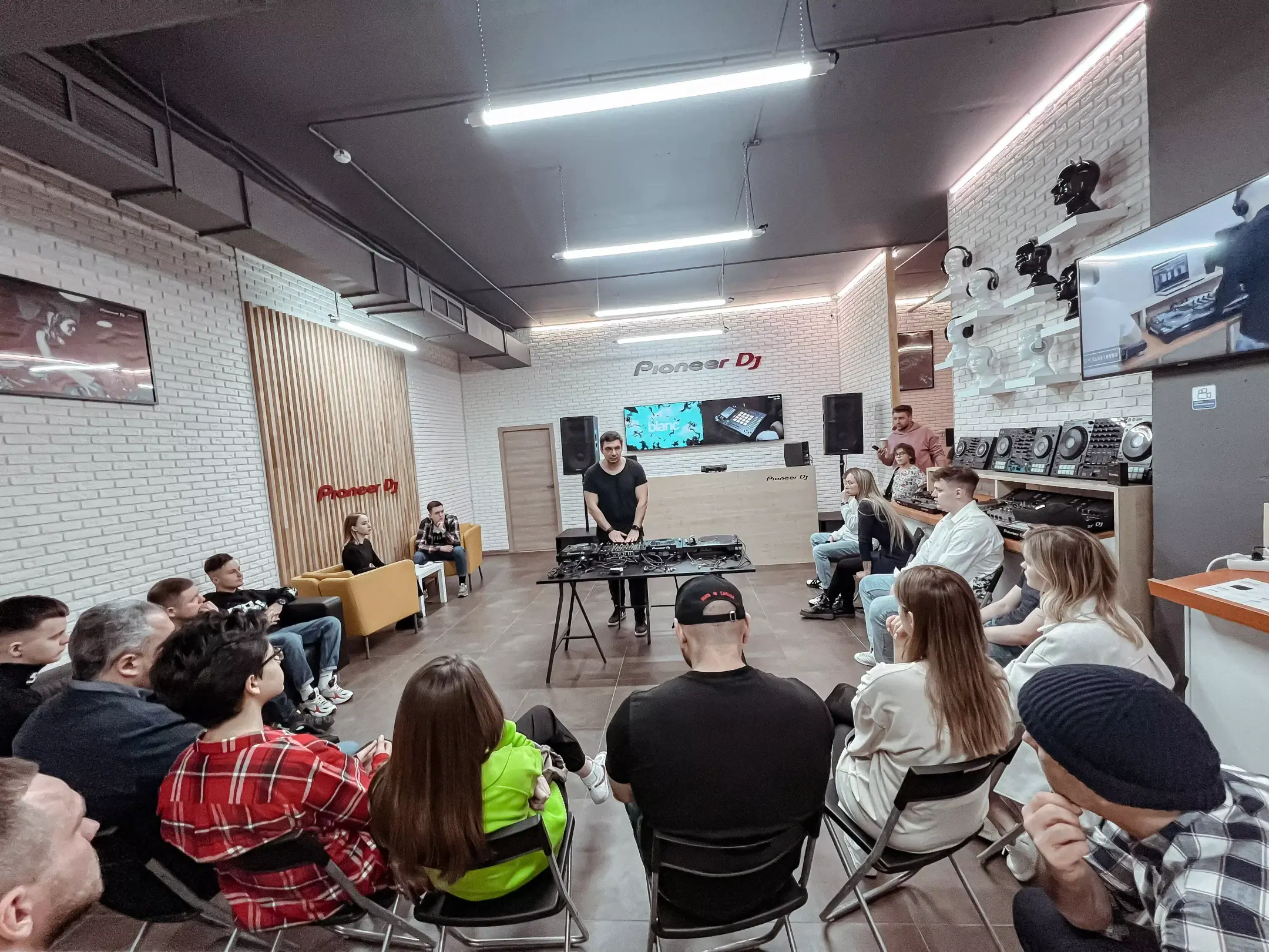 Слайд из фотографий школы Pioneer DJ School