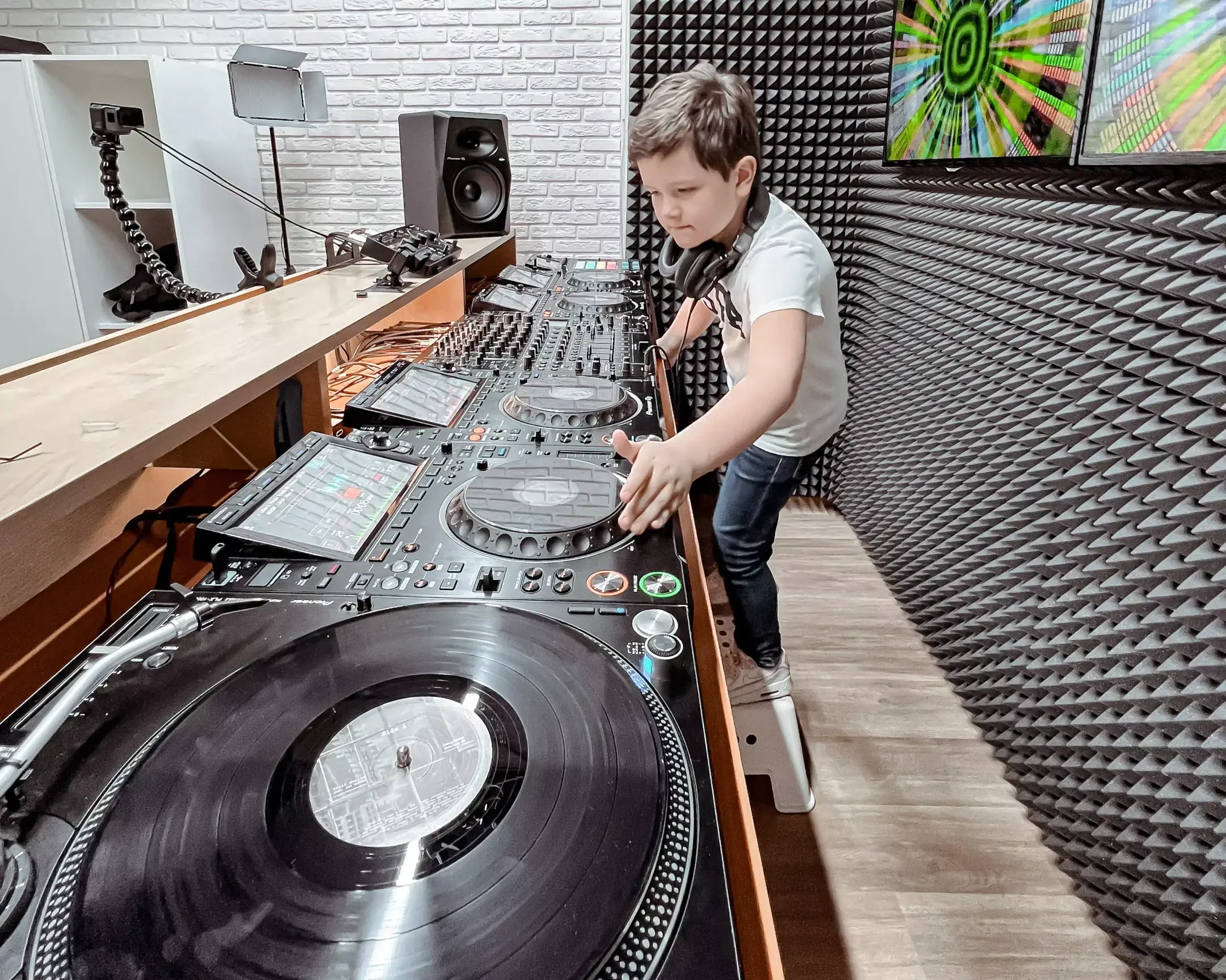 Слайд из фотографий школы Pioneer DJ School