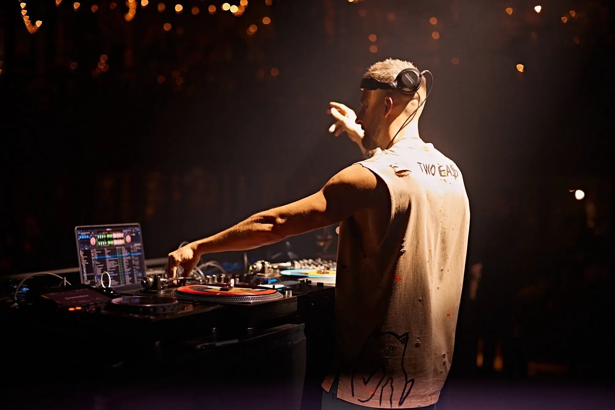 Слайд из фотографий школы Pioneer DJ School