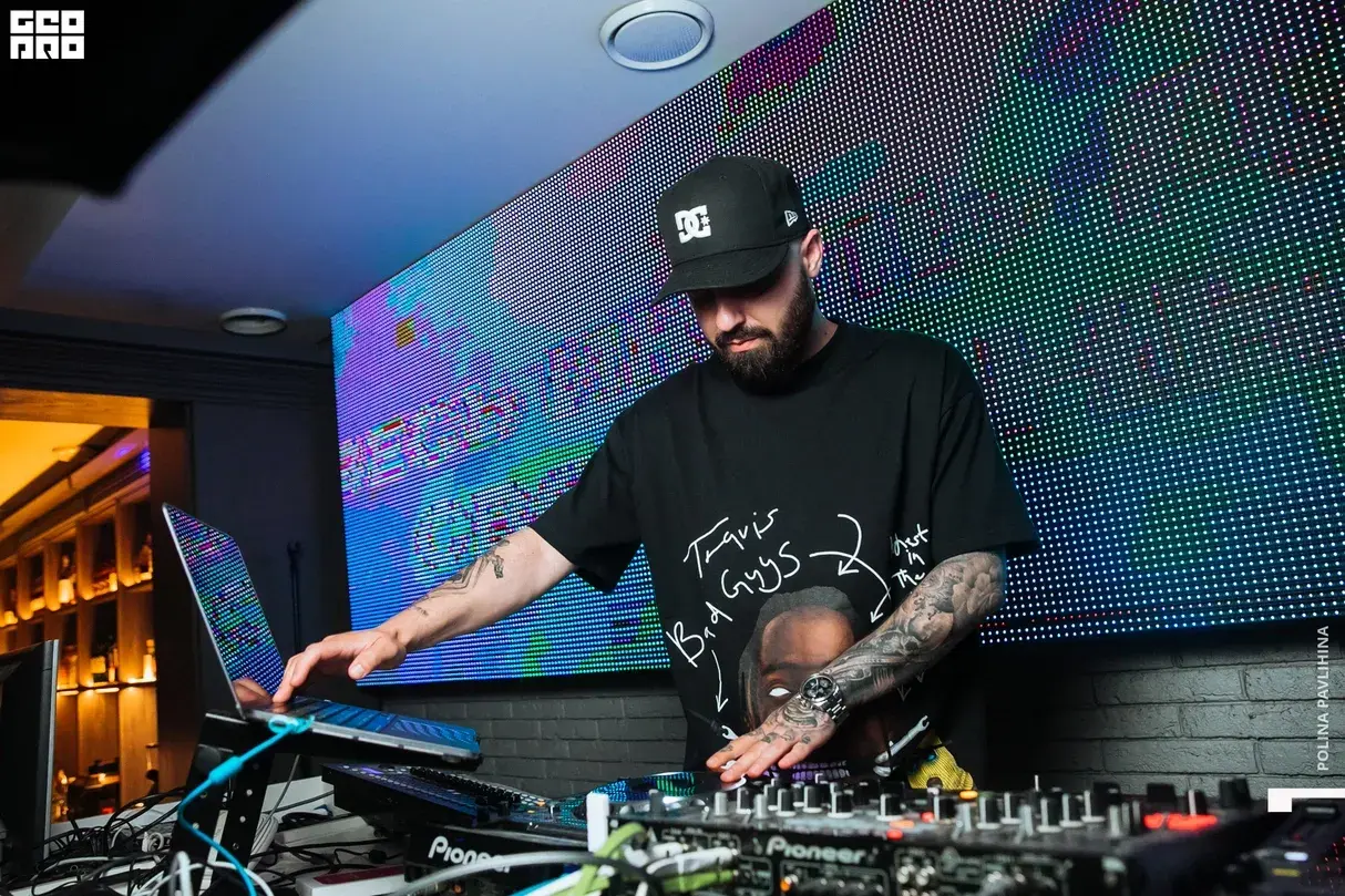 Слайд из фотографий школы Pioneer DJ School