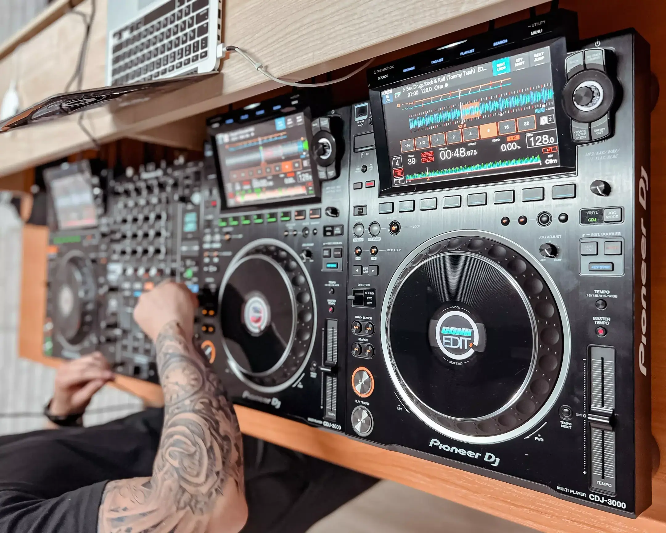 Слайд из фотографий школы Pioneer DJ School